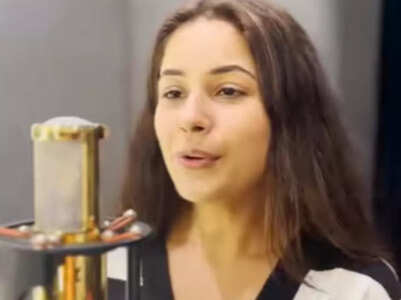 Sunidhi reacts to Shehnaaz singing 'Lae Dooba'