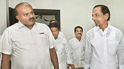 Telangana CM K Chandrashekar Rao, H D Kumaraswamy vow to oust BJP with alternate front