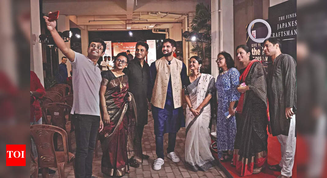 Solanki, Neel flag off Pujor Hullor with city housing complex residents