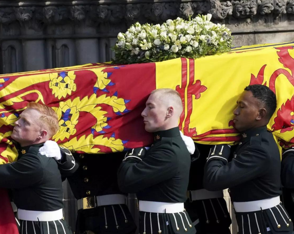 
UK: Royals walk behind Queen's coffin procession in Edinburgh
