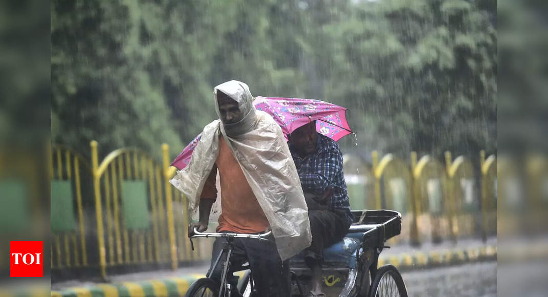 Heavy rain lashes Mumbai