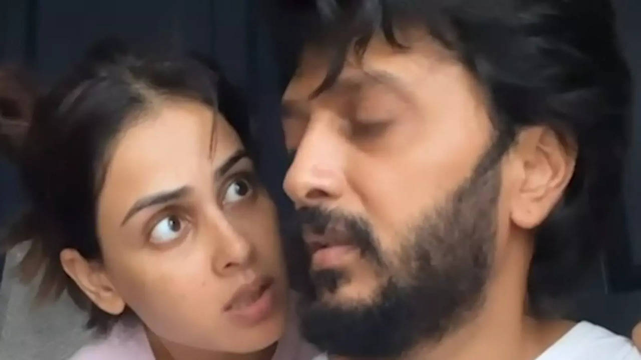 Watch: Riteish Deshmukh's epic reaction to his wife Genelia D'Souza asking  him to take one month vacation will surely leave you in splits | Hindi  Movie News - Bollywood - Times of India