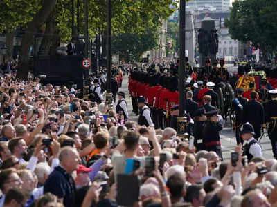 Queen Elizabeth II: Queues run to 30 hours as people pay respects