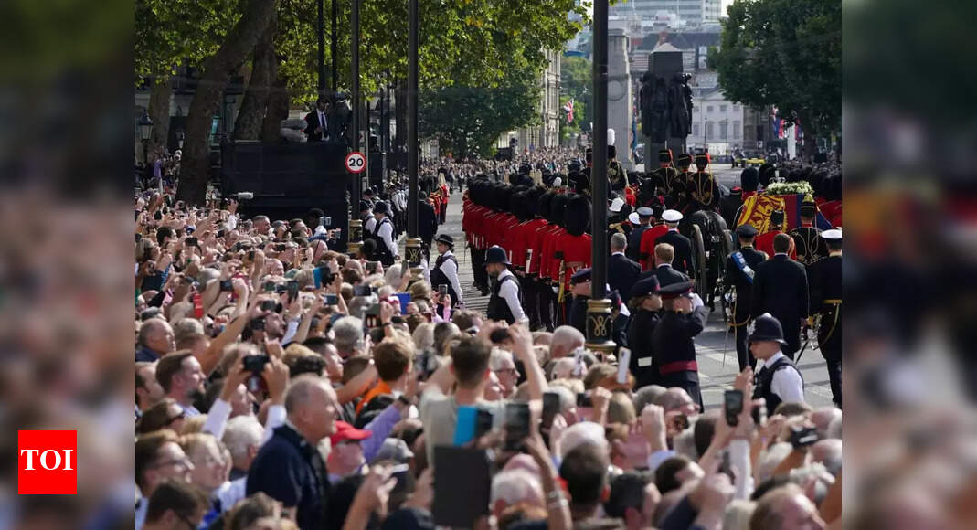 Queen Elizabeth II: Queues run to 30 hours as people pay respects – Times of India