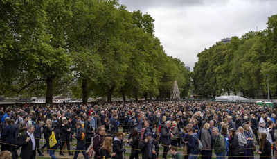 Mourners wait for hours, miles to farewell Queen Elizabeth