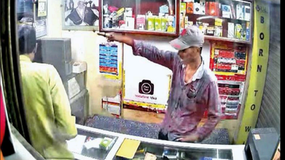Gujarat: Mobile shop robbed in broad daylight on Dahod Station Road