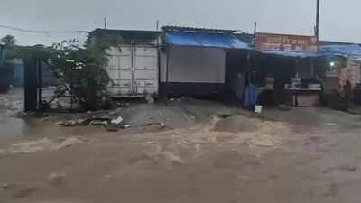 Heavy rain disrupts traffic movement in Mumbai