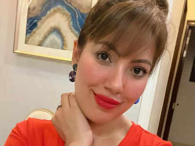 Taarak Mehta's Babita aka Munmun Dutta gets a stylish fringe cut