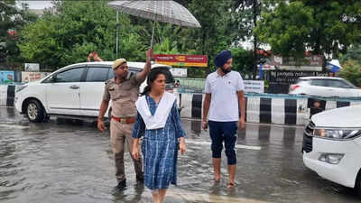 UP: Citizens hail DC Roshan Jacob for checking ‘ground reality’ in knee-deep filthy water after tragic death of nine in Lucknow’s Dilkusha area
