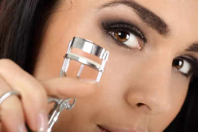 The right way to use an eyelash curler