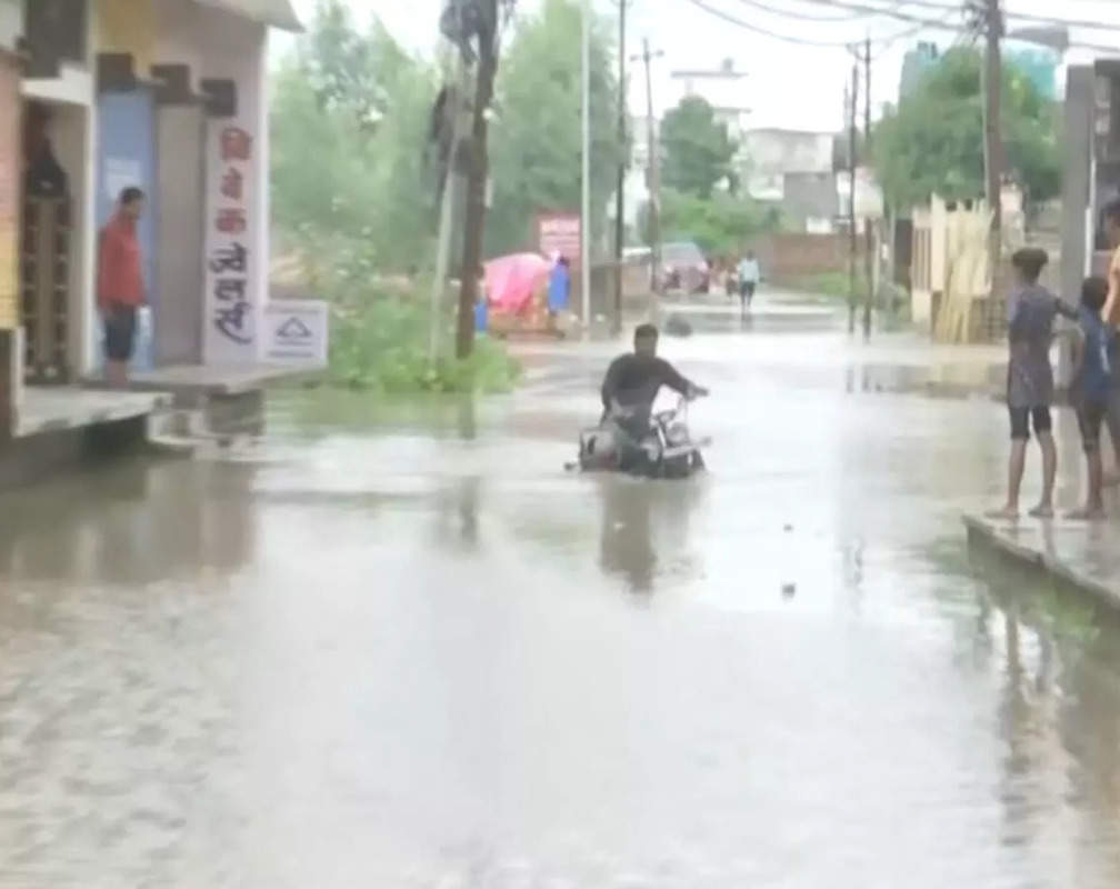 
UP: Heavy rains wreak havoc in parts of Gorakhpur
