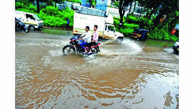 PMC claims waterlogging dealt with, but plaints flood helplines