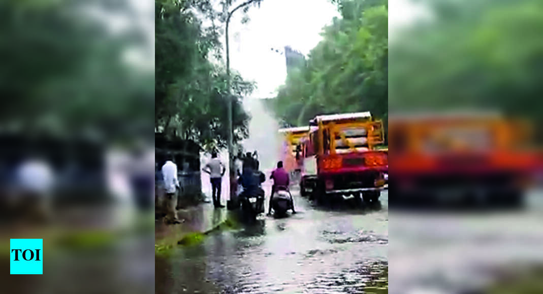 St Marys Church Punesolapur Rd Pipeline Leak Slows Down Vehicles