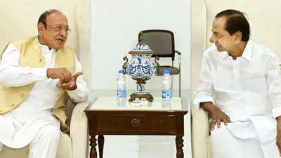 Former Gujarat CM Shankersinh Vaghela meets K Chandrasekhar Rao in Hyderabad