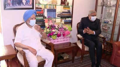 Vice President Jagdeep Dhankhar calls upon former PM Manmohan Singh