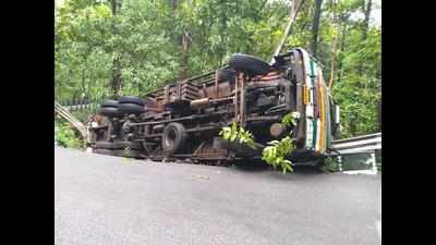 Goa: Truck falls on side at Karmalghat
