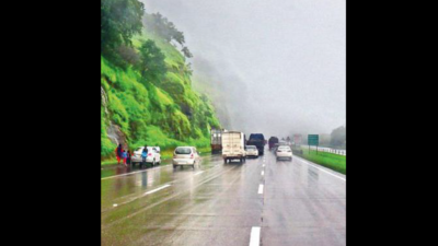 On Pune-Mumbai Expressway, speeding & lane cutting galore