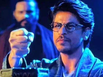 SRK poses with 'Brahmastra' stunt double