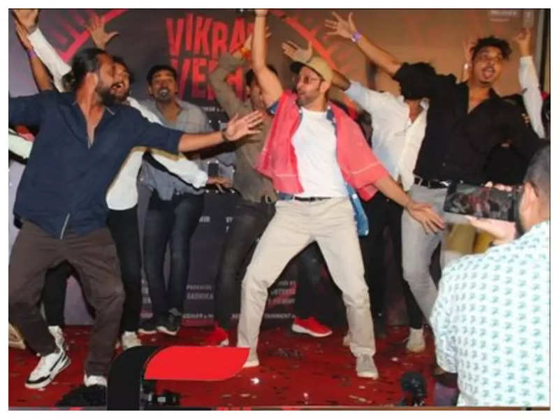 'Vikram Vedha' star Hrithik Roshan grooves to 'Alcoholia' with fans at an event – WATCH video