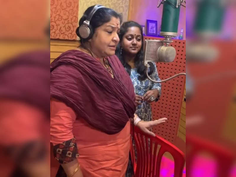 It was like a dream for Sinduri to stand next to singer Chithra