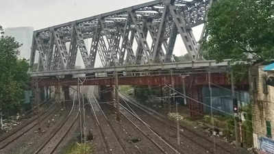 Western Railway completes work on second girder of Delisle road overbridge