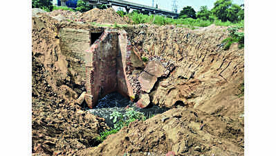 Damaged manhole near RUB overloads main sewer line