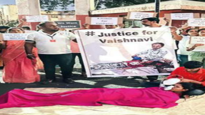 Maharashtra: Candle march for deceased as DMER director visits GMCH