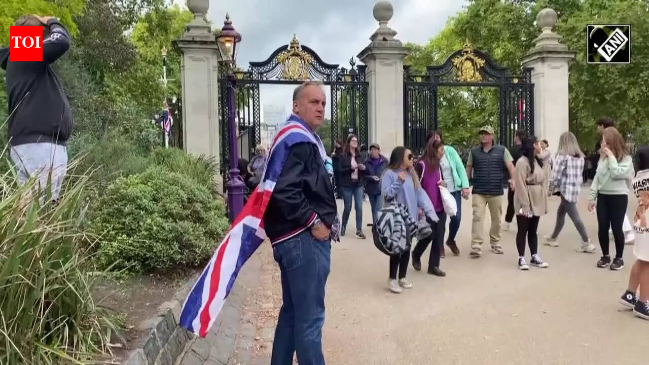 UK Massive crowd gathers to pay tribute to Queen Elizabeth II in London