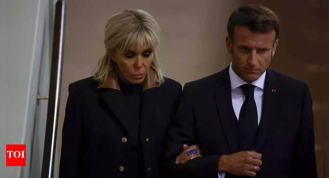 Problème en cours ?  Les baskets d’Emmanuel Macron font sensation en ligne