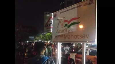 Navi Mumbai: RTI Activist demands 'freedom from cluttered signboards' outside Vashi railway station