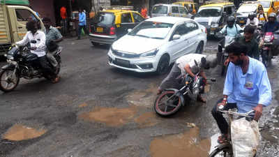 Bad condition of roads causes major inconvenience to commuters in Thane, Navi Mumbai