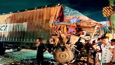 Pune: MSRTC bus collides with container; 1 dies, 5 injured