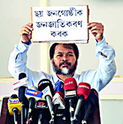 Din in state assembly over English; Akhil suspended for 5 mins