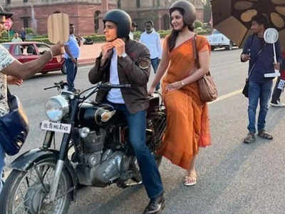 Sidharth Malhotra takes Raashii Khanna for a ride at India Gate as they shoot for 'Yodha' - Pics inside