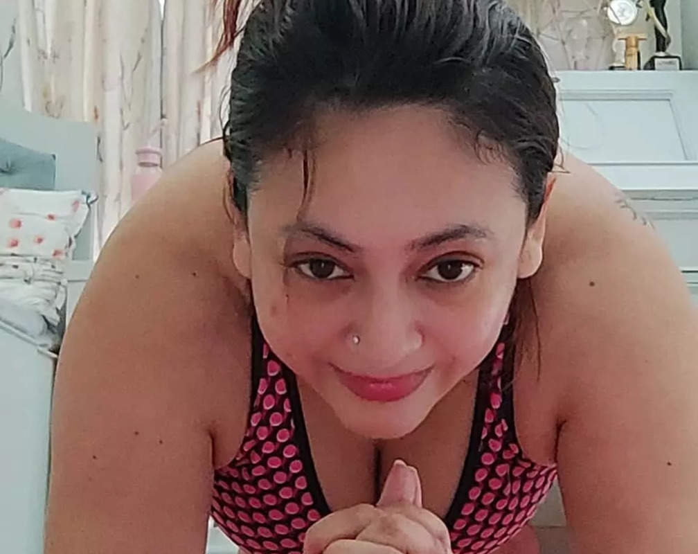 
Sreelekha Mitra calls out Hrithik Roshan for her 'misfit bra'
