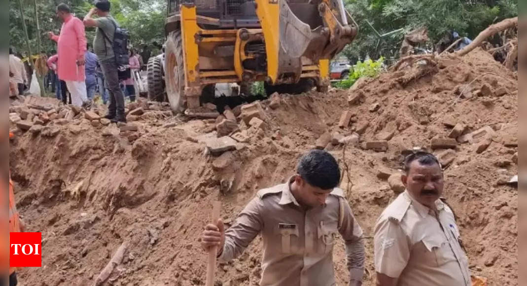 Noida colony’s wall falls on workers, 4 die thumbnail