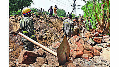 Noida colony’s wall falls on workers, 4 die