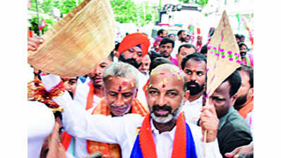 ‘KCR floated 10% ST quota, will get stay & blame BJP’