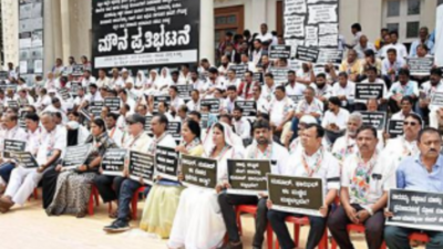 Compensation row: Congress holds silent protest