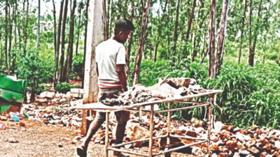 Karnataka: At Gadag hospital, stretchers used to carry waste