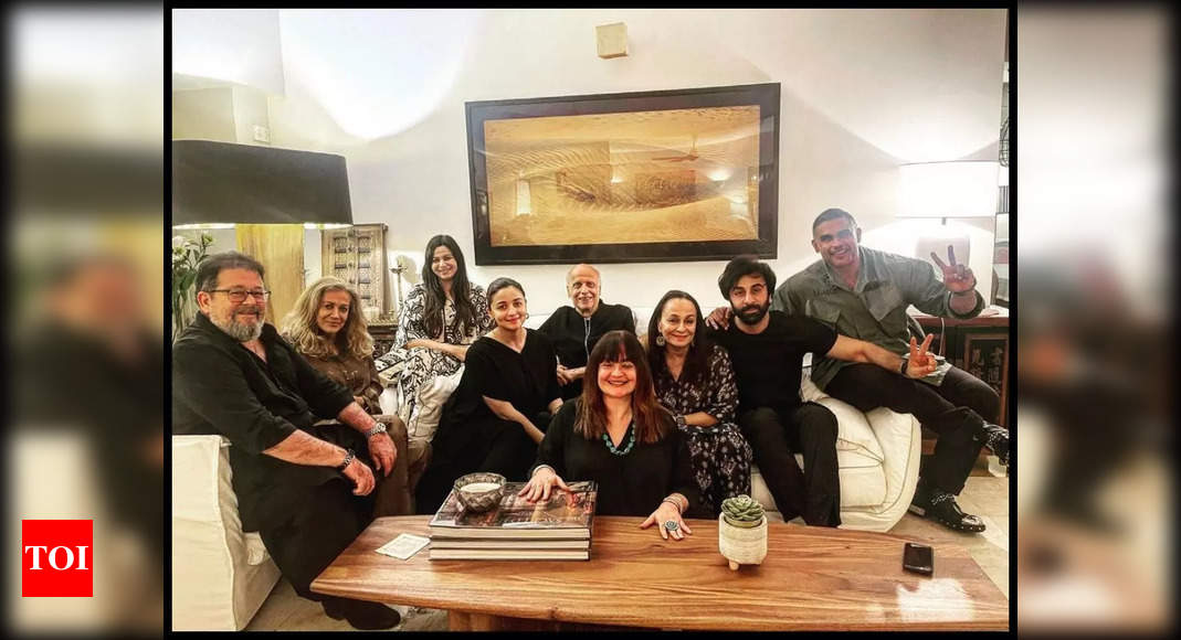 Alia Bhatt wishes ‘pops’ Mahesh Bhatt on his birthday with a cute post; Soni Razdan shares inside picture featuring Ranbir Kapoor and other family members – Times of India