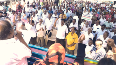 Trichy: Protest against delaying Palpannai service road