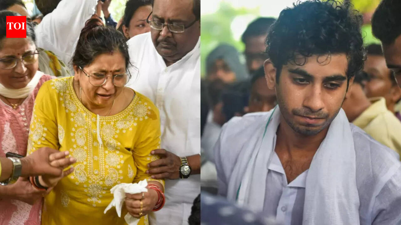Raju Srivastava's wife Shikha breaks down in tears at the funeral; son ...