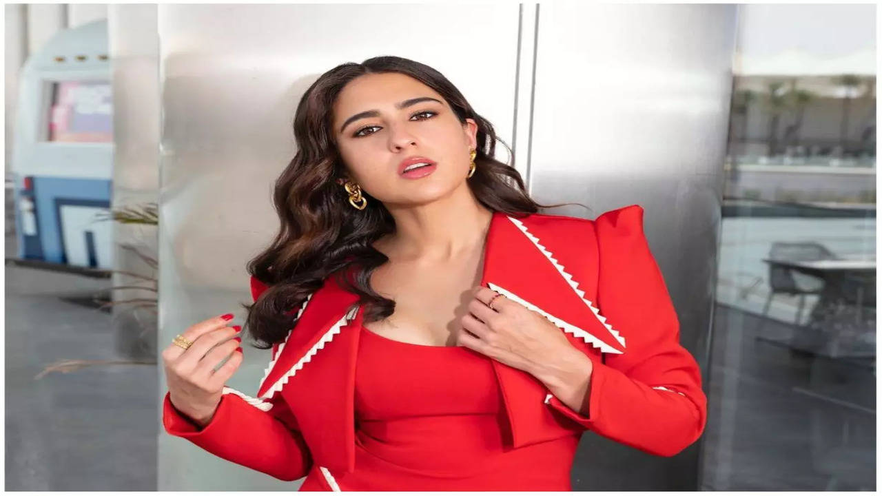 Video of Sara Ali Khan supposedly touching a security guard goes viral;  raises debate around laws protecting men's dignity | Hindi Movie News -  Times of India