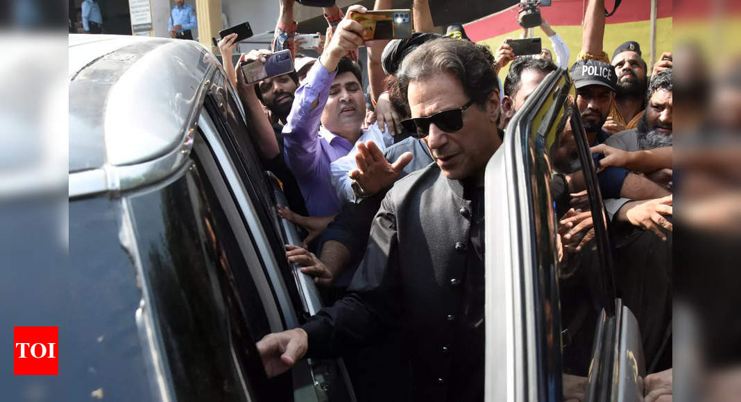 يعتذر رئيس الوزراء الباكستاني السابق خان لتجنب تهم الازدراء