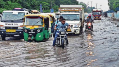 Delhi: Traffic flow smooth in most parts despite rain from dusk to dawn