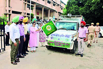 DC flags off awareness vans to sensitise farmers against stubble burning