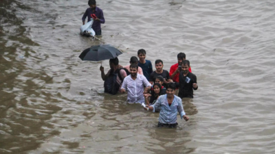 ‘Delhi at 26 degrees and Srinagar at 30 degrees’: Delighted locals share visuals as NCR receives heavy rainfall