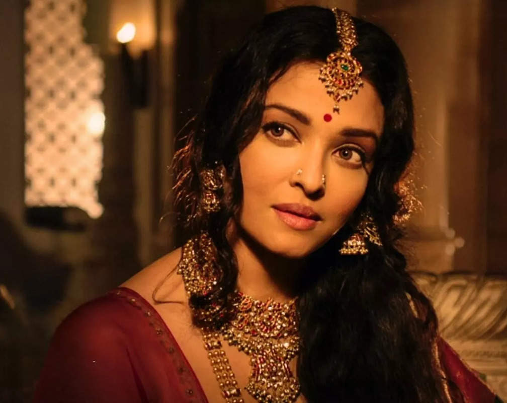 
Aishwarya Rai Bachchan looks absolutely stunning in her never seen before look from 'Ponniyin Selvan'
