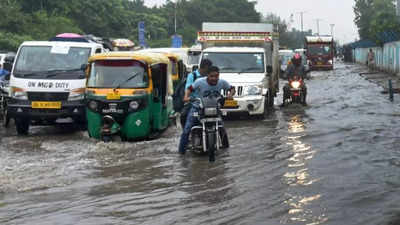 Delhi: Waterlogging leads to traffic jams at key stretches